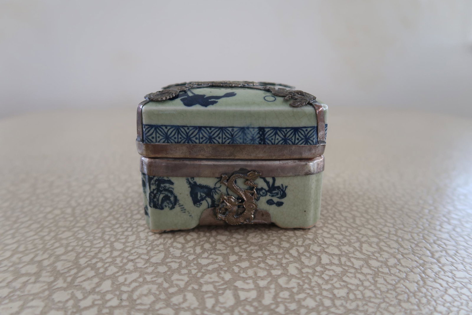 Oriental Trinket Porcelain box: Oriental Trinket Porcelain box