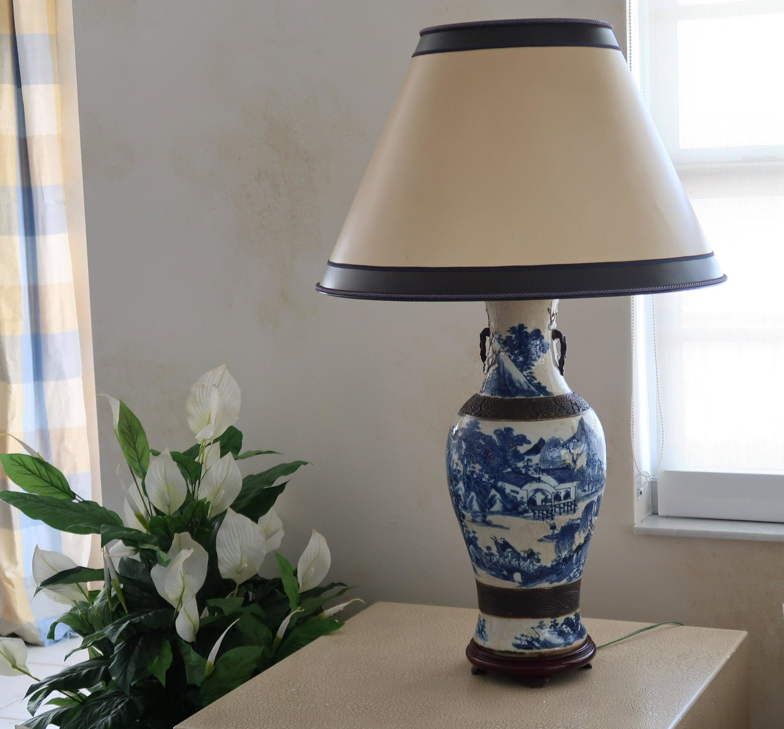 Chinese Porcelain Lamp Vintage: Chinese blue and white porcelain lamp