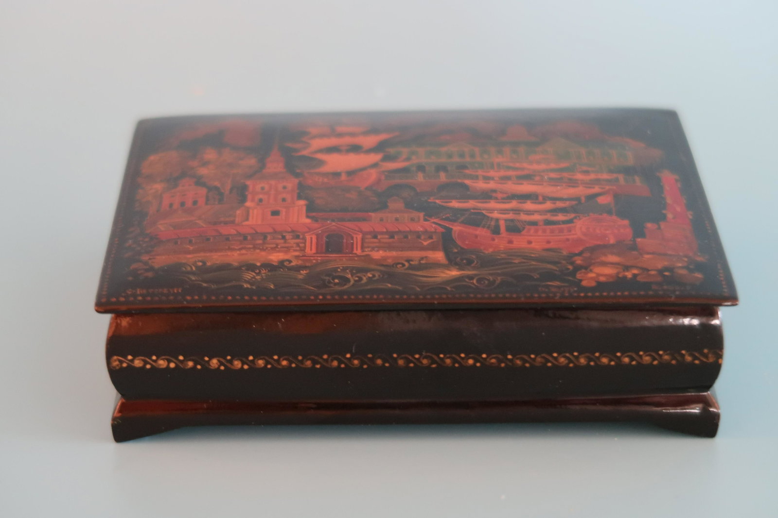 Russian Trinket box: Size: 5" x 4" vintage Russsian trinket box