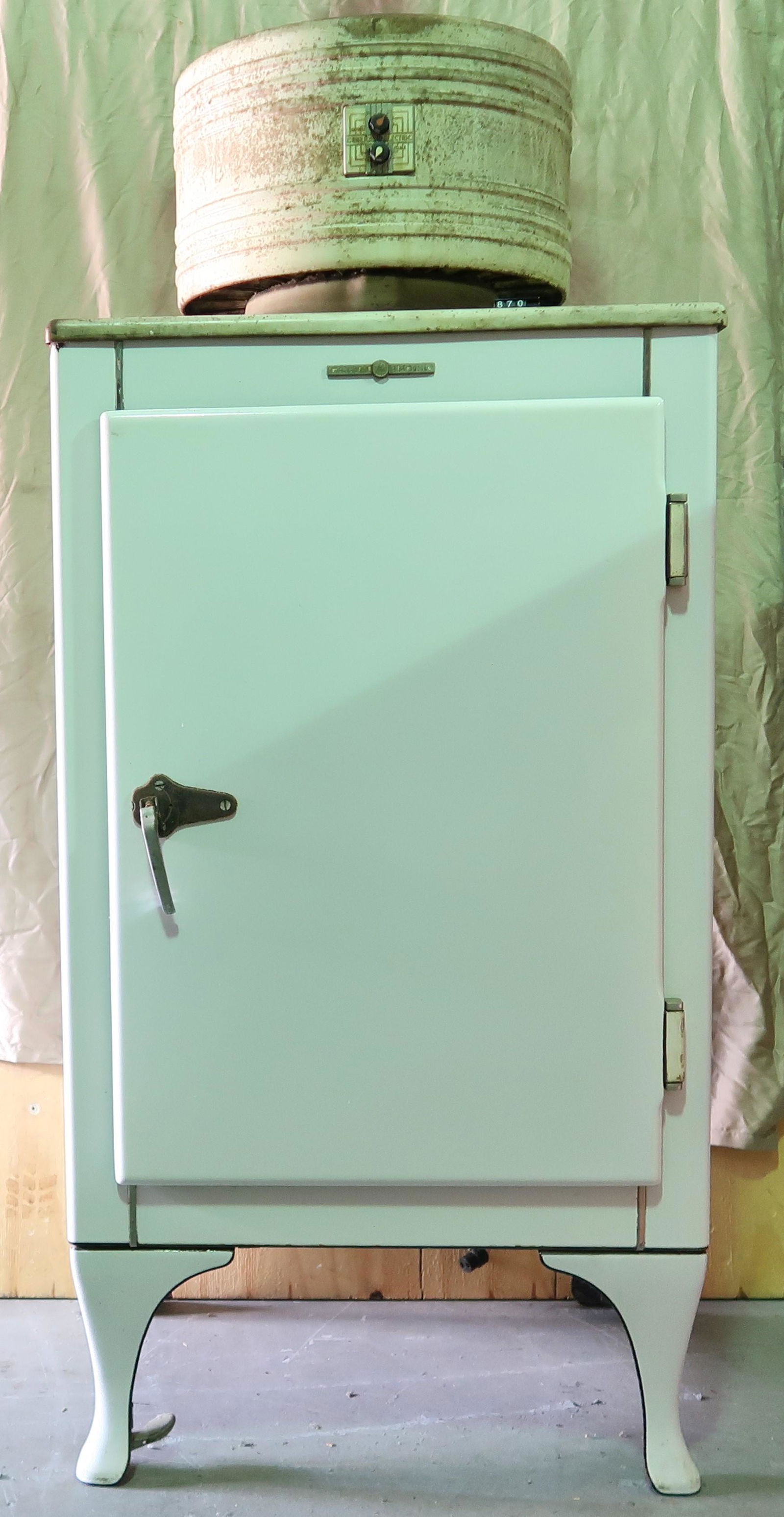 Vintage 1930s Refrigerator  Geniral Electric (1 of 6)