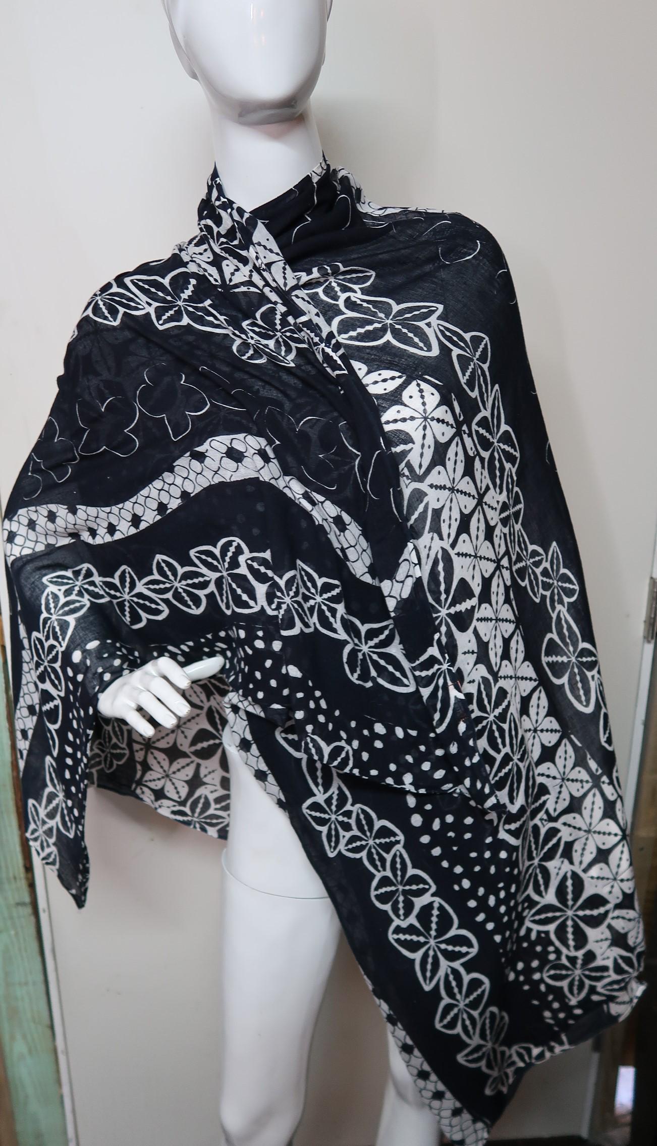 White/Black Flowers Patters Shawl: White/Black Flowers Patters Shawl