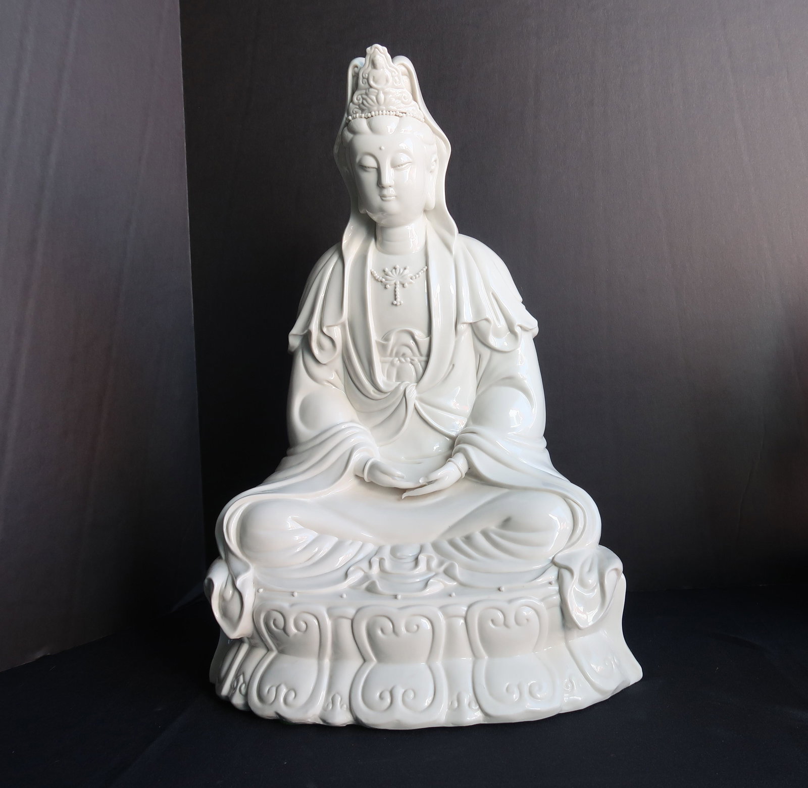 Large Porcelain Quan Yin sitting on Lotus white hi: Beautiful large pstatue size 16" X 10 1/2"W