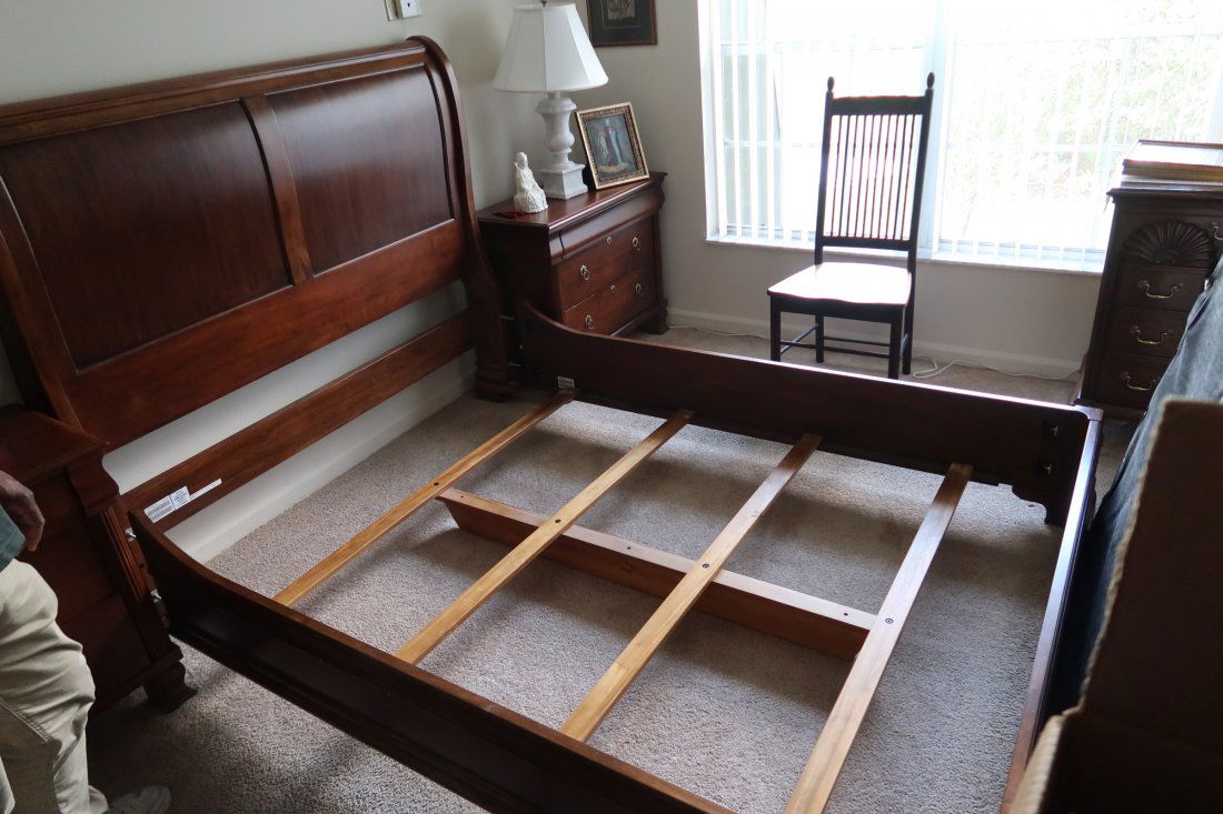 Mahogany Queen Sleigh Bed (1 of 2)