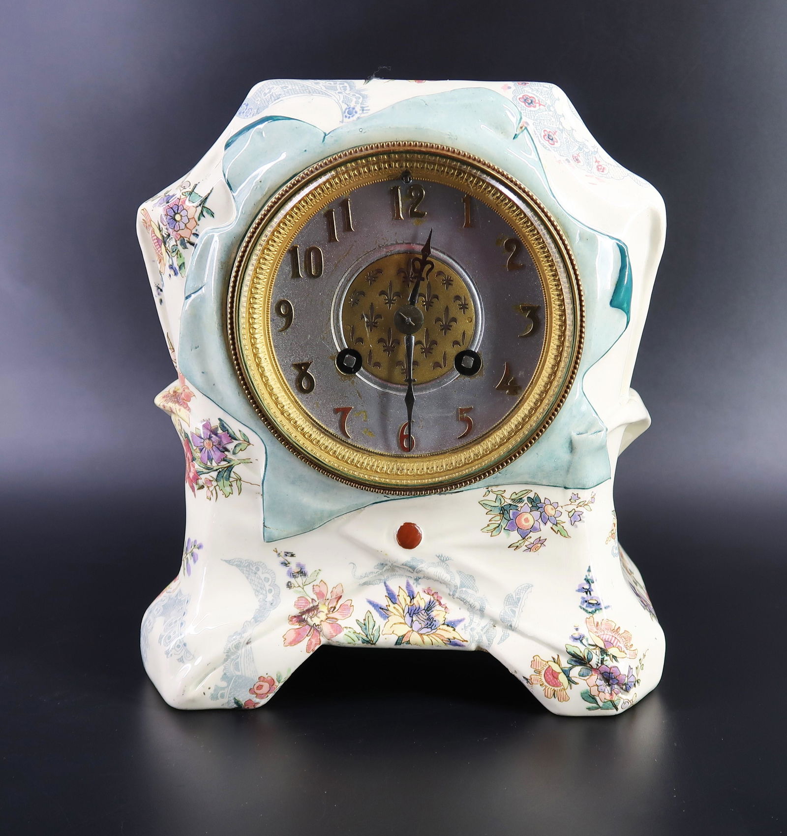1920's Pendulum Porcelain Wine Chime clocks: Vintage Clock From 1920's Medalle de Bronze, size: 8" h x 7" L x 4 1/3" w, just only for decoration need attention