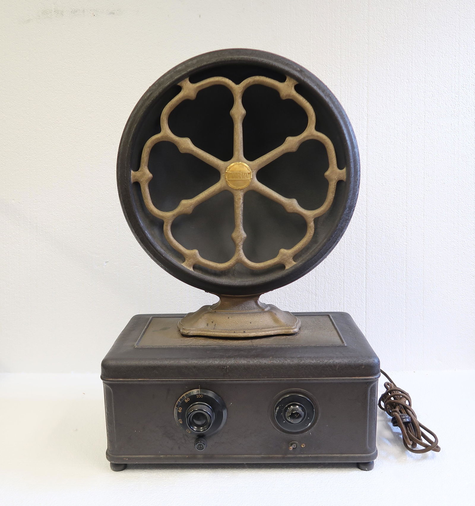 Atwater Kent Tube Radio Vintage Model 40 & Round 15 (1 of 5)