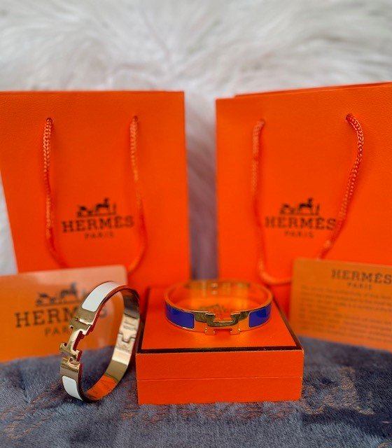 2 pcs of Replica Hermes Bangles Cream White & Blue: 2 pcs of Replica Hermes Bangles Cream White & Blue, comes with box, paper bag, & care card. The cream white bangles it show very white on the photo but in the actual is off white, we don't want you to