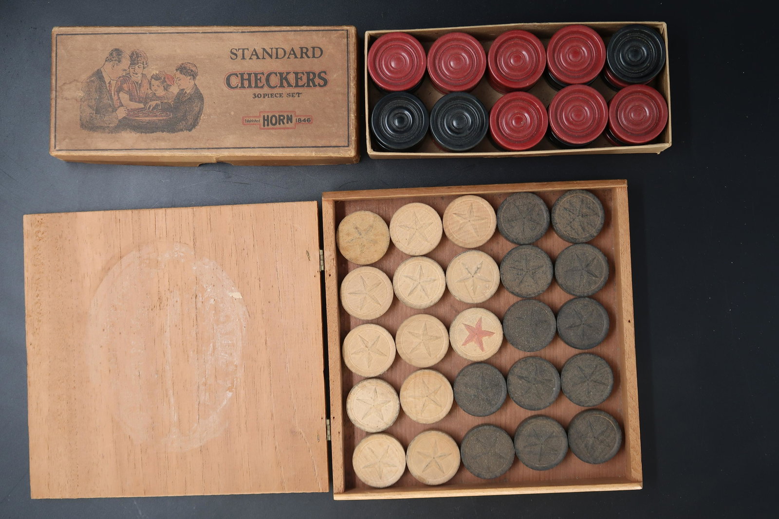 Antiique 20 Checkers in a fitted Box by Horn 1930s: Antiique 20 Checkers in a fitted Box by Horn 1930s