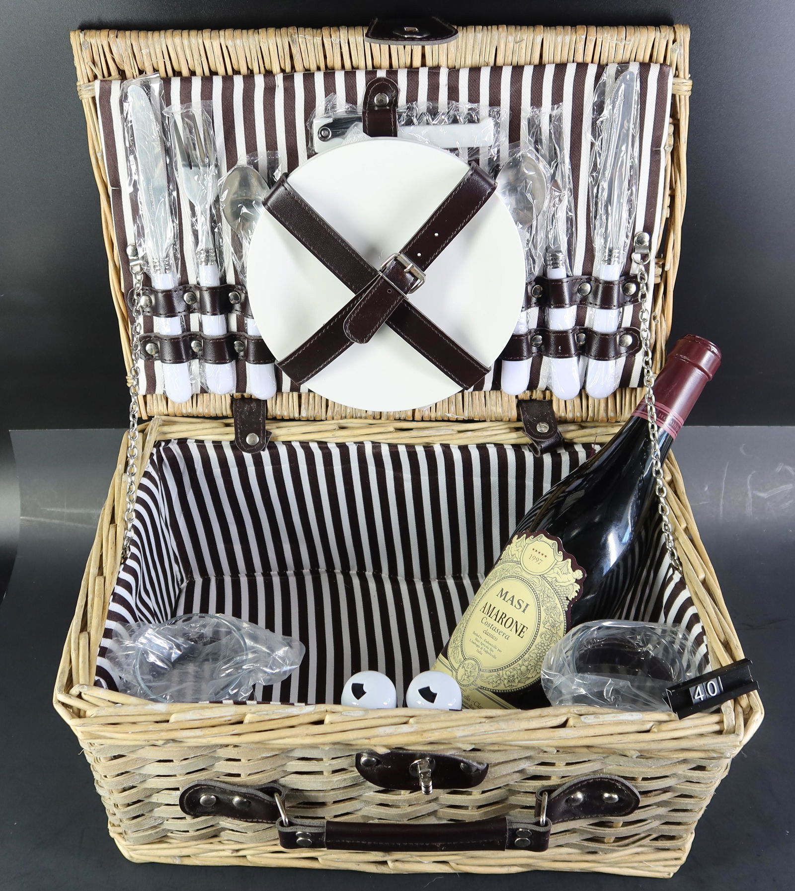 Set of Masi Amarone Costasera " Picnic Baslet with: Set of Masi Amarone Costasera " Picnic Baslet with Basket, Fork, spoon & knife, two og Glass