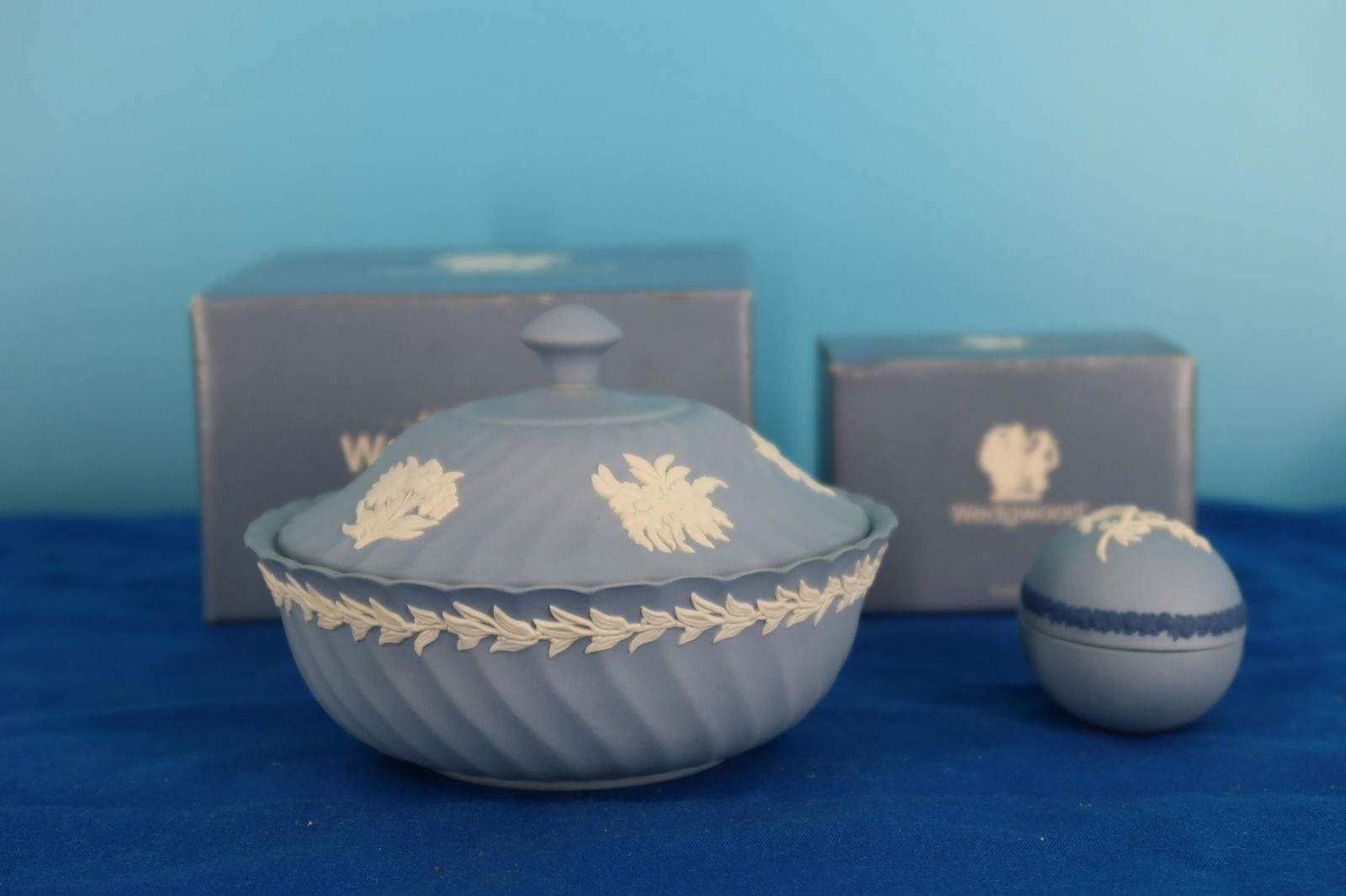 WedgeWood "Powder Box & Egg Box, Size: 4 1/2"H x 5 1/4": WedgeWood "Powder Box & Egg Box, Size: 4 1/2"H x 5 1/4"