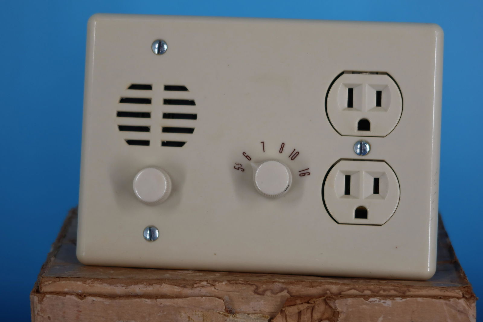 Rodacom Outlet Radio, size: 6 1/2" x 4 1/2": Rodacom Outlet Radio, size: 6 1/2" x 4 1/2"