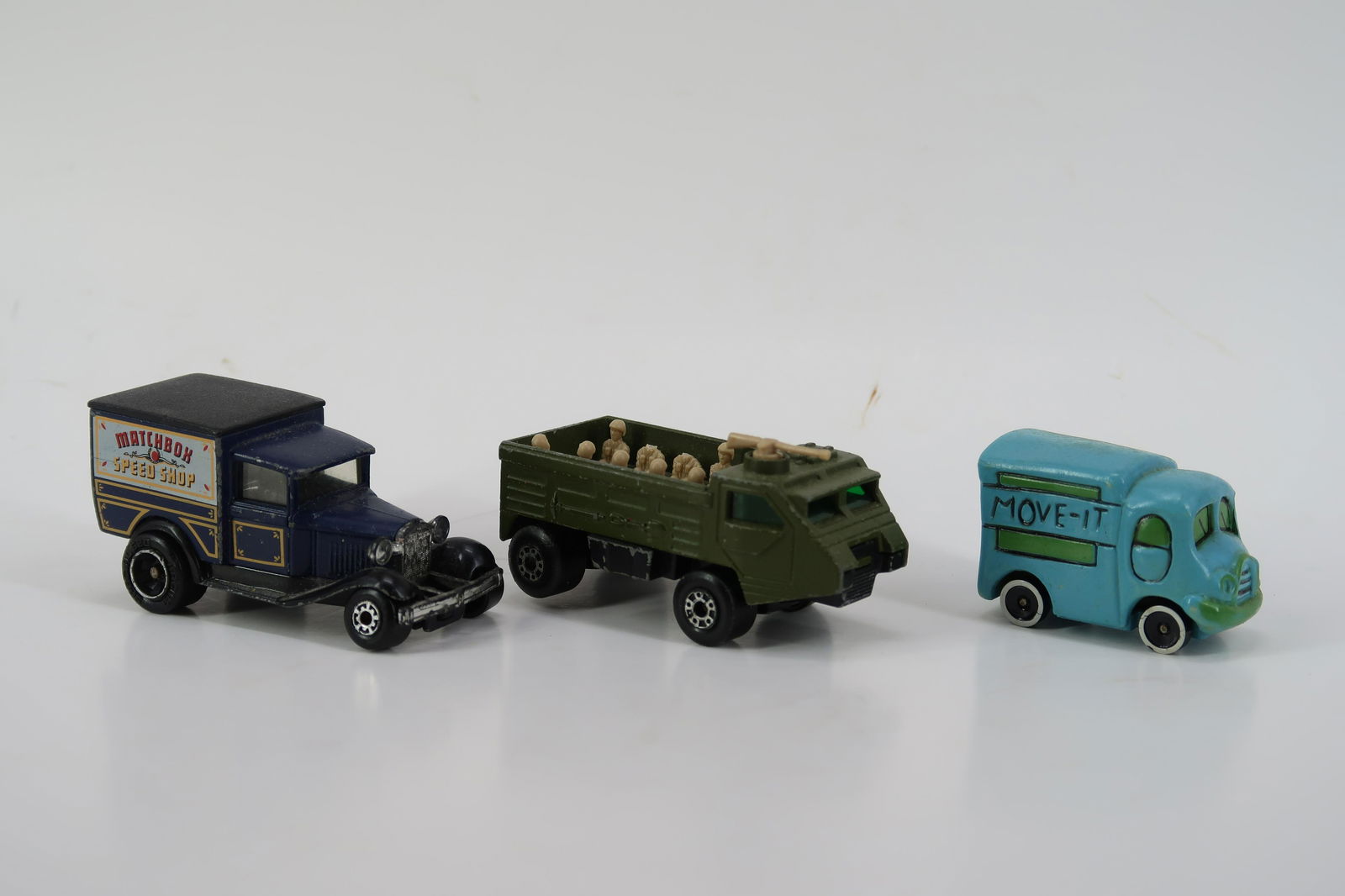 3 Trup carryer, Move it, truck Matchbox England: 3 Trup carryer a fue heads are missing, Move it, truck Matchbox England over all size 3" X 1 1/2"