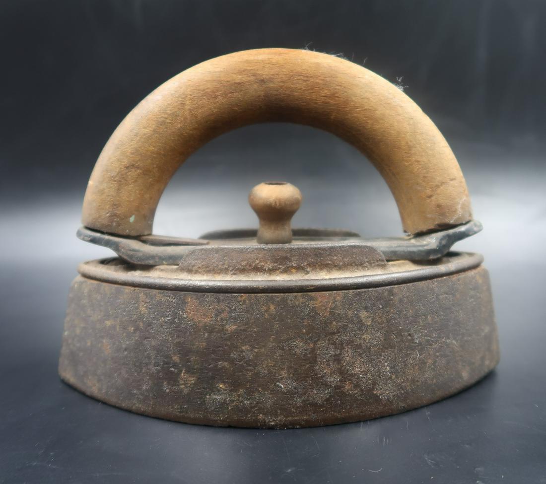 Vintage Griswold Sad Iron: Vintage Griswold heavy Sad Iron, good for diplay only.