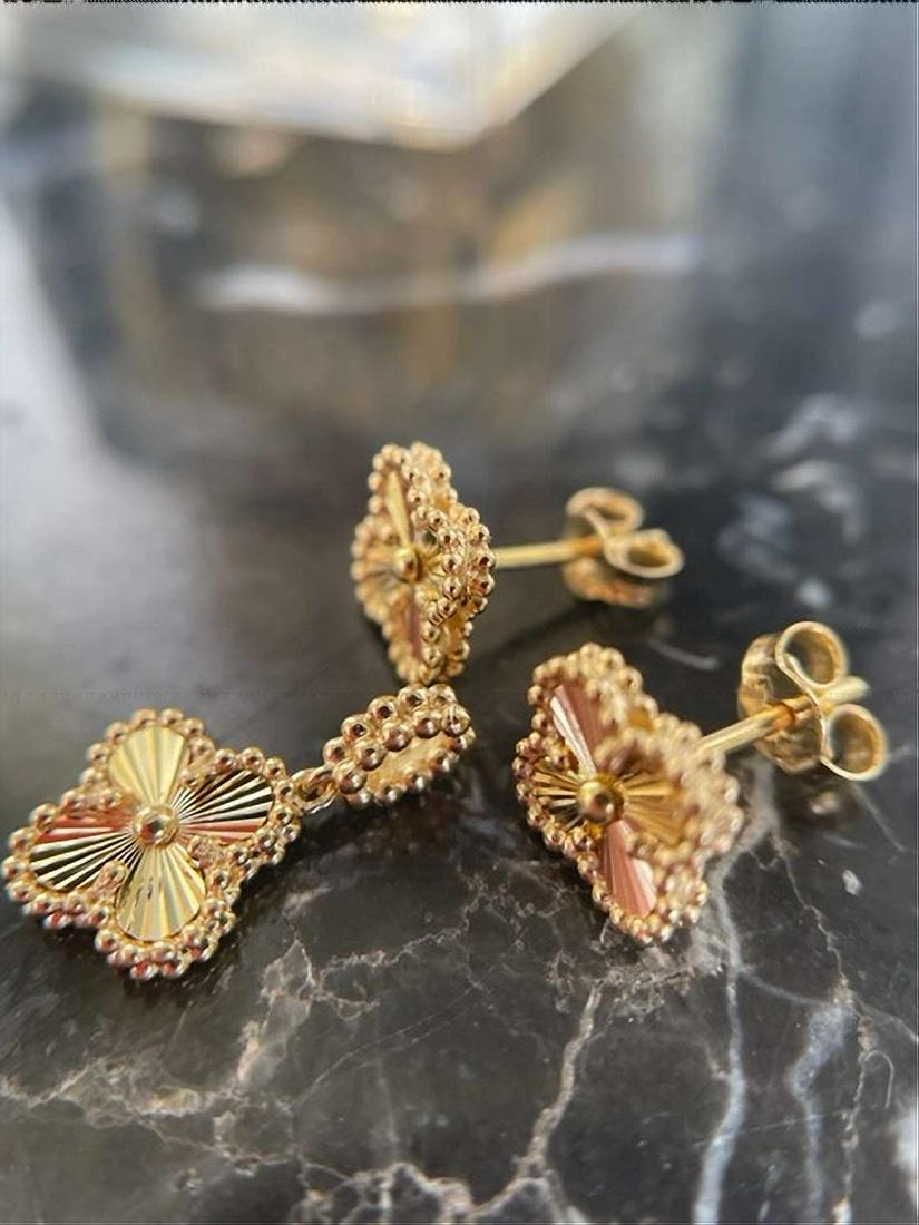 18k Pendant & Earring Gold Cloverleaf 3.33 grams. Saudi: This 18k Pendant & Earrings Gold Cloverleaf. Total of 3.33 grams. Saudi Arabia Gold. Perfect for Valentine's gifts or any occasions.