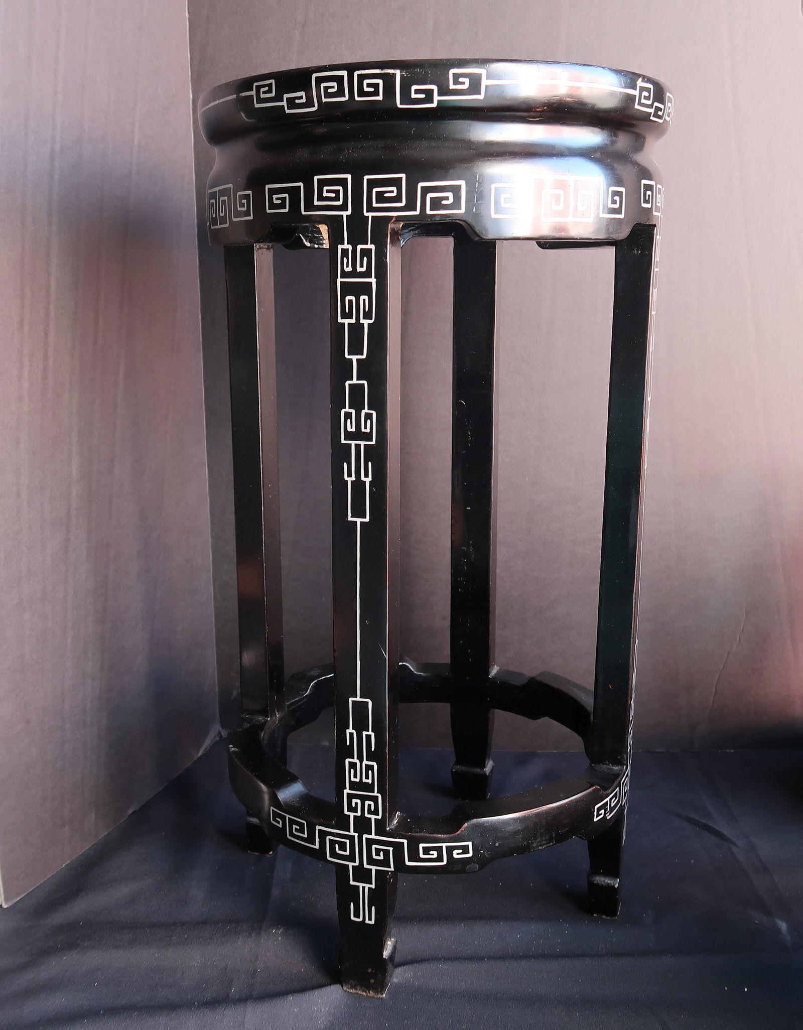 Pedistal Mother Of Pearl on Blck Laqure: Pedistal Mother Of Pearl on Blck Laqure, Size 21"h X 12' diamiter