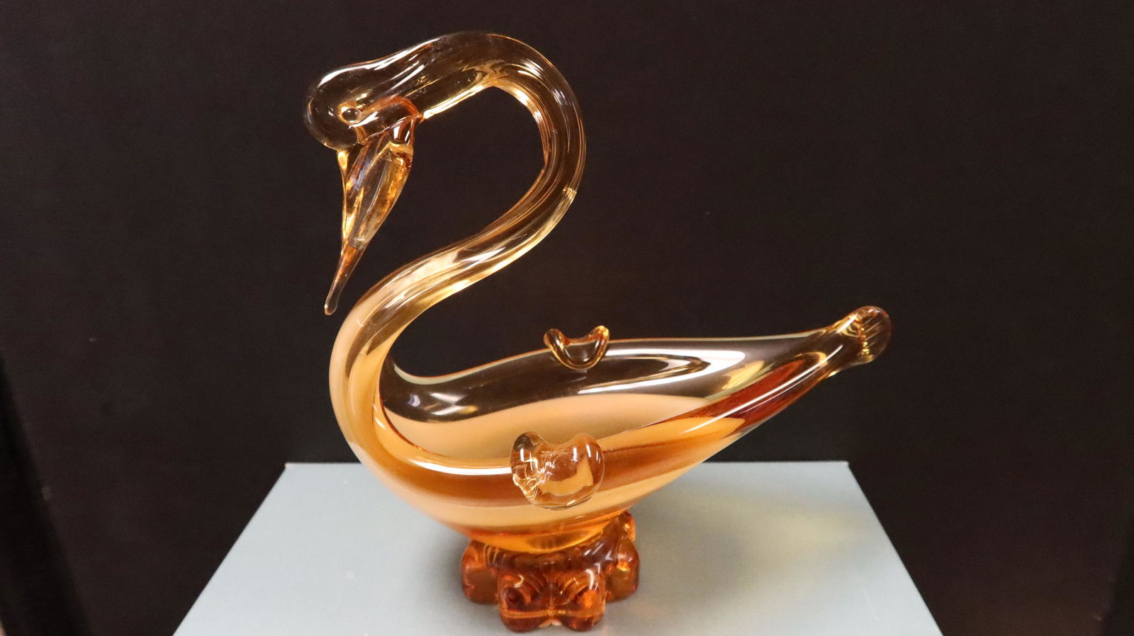 Vtg. Murano Golden Swan Glass Ashtray: Vtg. Murano Golden Swan Glass Ashtray , size: 7 1/2 x 7 1/2" x 2 1/2"