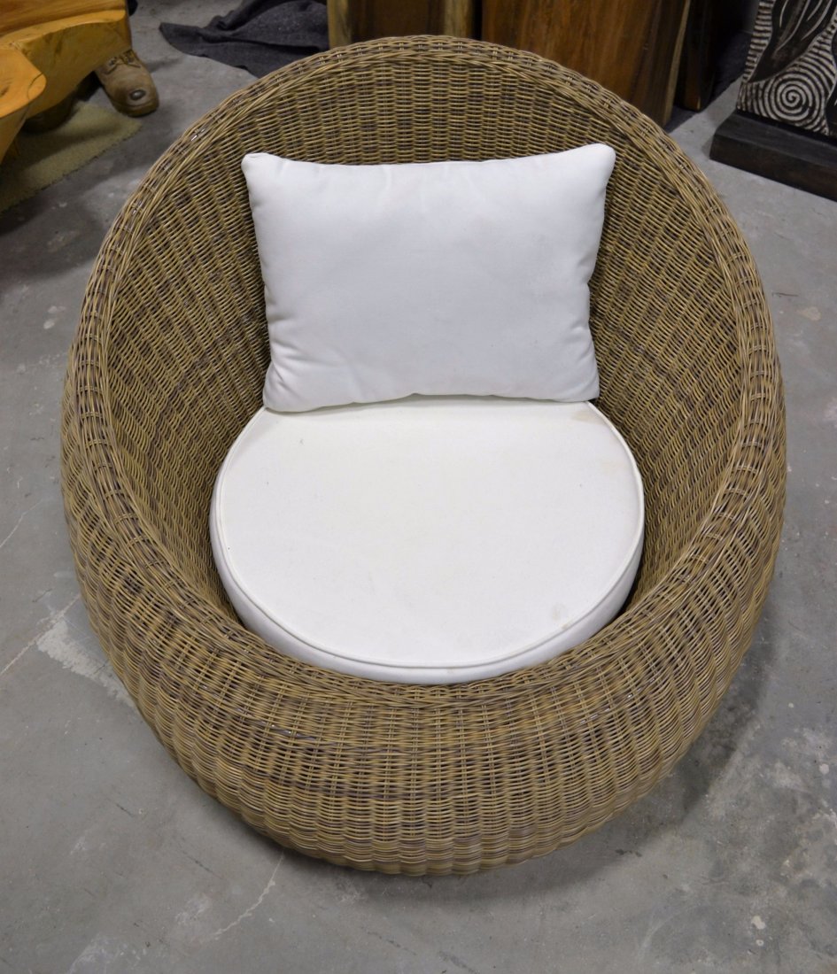 Klomp chair: Klomp chair is made from an aluminum synthetic core that is 2.77 mm in thickness. 33L X 33W X 30H/in