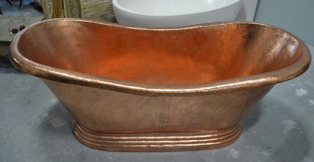 Hammered copper slipper bathtub (1 of 2)