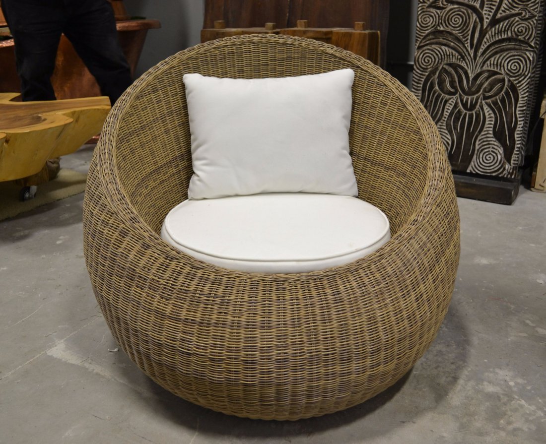 Klomp chair: Klomp sofa is made from an aluminum synthetic core that is 2.77 mm in thickness. 33L X 33W X 30H/in
