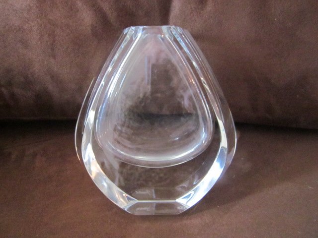 Vintage Contemporary Baccarat Crystal Vase France: Gorgeous Weighted Heavy Baccarat Vase Crystal. Contemporary design. Measures 7-1/4" x 5-1/2" x 2-1/4". Etched Baccart France on the Bottom