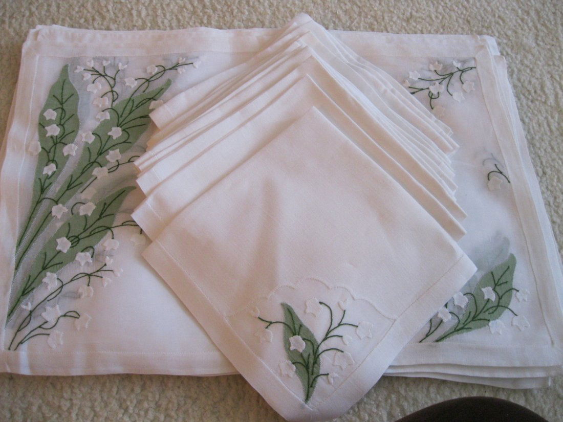 Gorgeous Vintage Placemat & Napkin Embroidered Set: Beautiful Summer Vintage Placemat & Napkin Linen Set. 18 Placemats Measures 18-1/2" x 13". Napkins Measures 15" x 16". Amazing Details of green & white Flowers. A few small Stains