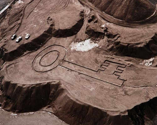 Vik MUNIZ (born in 1961), Key - from pictures of ea: Vik MUNIZ (born in 1961) Brazilian school Key - from pictures of earthworks, 2006 C-print, signed, dated and numbered 82/100 on the reverse 20.3 x 25.3 cm - 8 x 10 in.