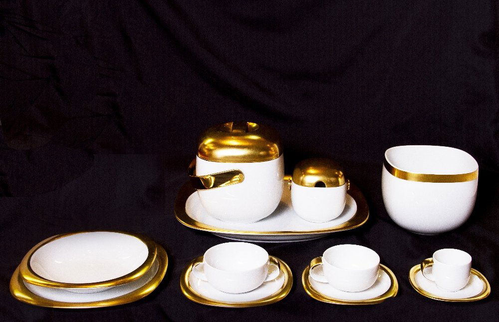 Set of Rosenthal Porcelain ‘Suomi’ by the Finn Timo: Set of Rosenthal Porcelain ‘Suomi’ by the Finn Timo Sarpaneva with 24k gold decoration - 93 pieces - 16 plates - 8 bowls - 2 platers - 8 soup bowls (with matching plates) - 8 Tea cups (with matchi