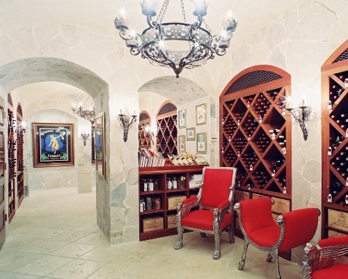 1 lot of 18 bottles: Cabreo Il Borgo, Cain Five, Castel: 1 lot of 18 bottles: Cabreo Il Borgo 1995 750 ml. 15 bottles Cain Five Merlot 1985 750 ml. 2 bottles Castel Giocondo Brunelo di Montalcino 1986 750 ml. 1 bottle