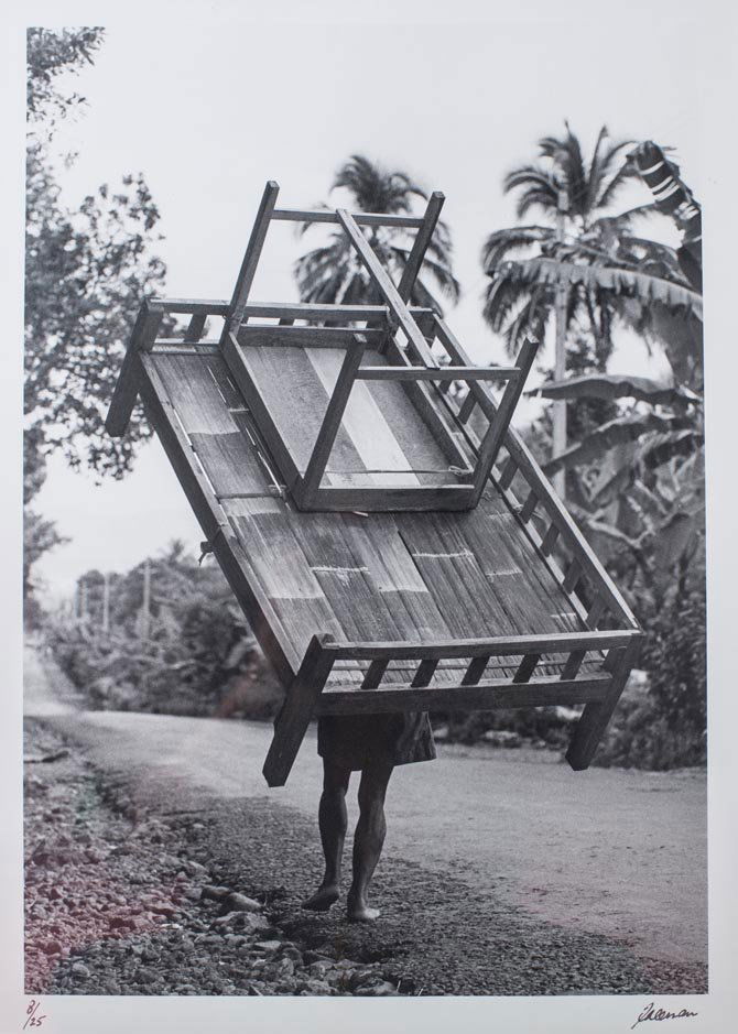 Robert FREEMAN (born in 1936): Robert FREEMAN (born in 1936) Man carrying a table, 1980 Photograph, signed lower right, numbered 8/25 lower left 17.3 x 12.2 in. - 44 x 31 cm.