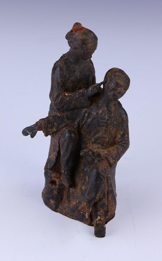 A CHINESE ANTIQUE BRONZE FIGURE GROUP (1 of 5)