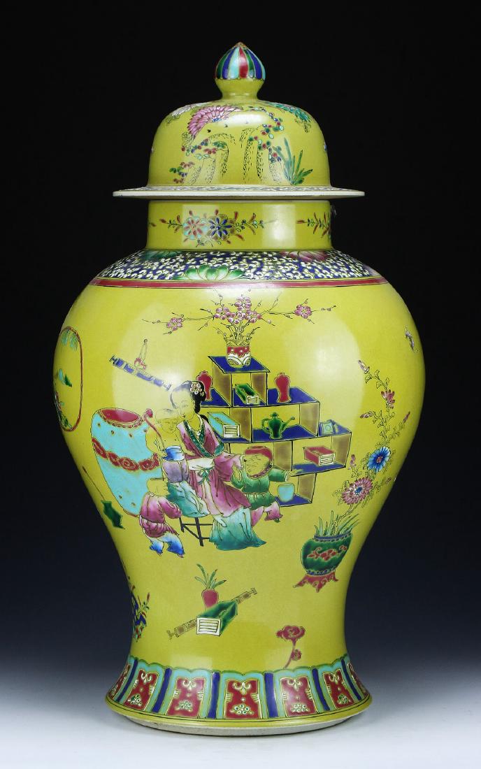 A MASSIVE CHINESE ANTIQUE FAMILLE ROSE LIDDED VASE (1 of 6)