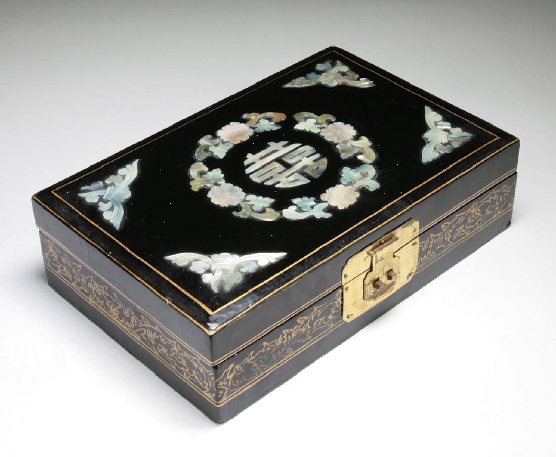 A CHINESE ANTIQUE APPLIQUE GILT LACQUER BOX (1 of 5)