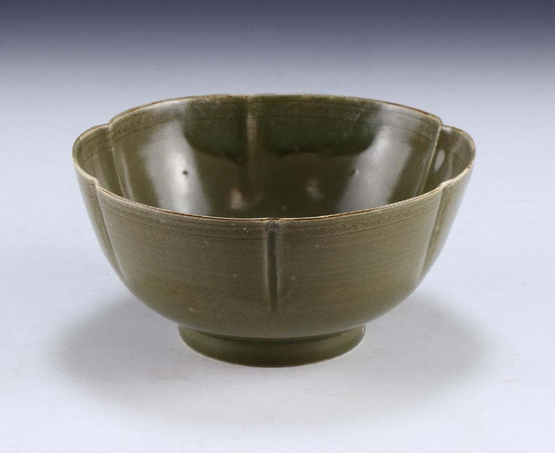 A CHINESE ANTIQUE CELADON GLAZED PORCELAIN BOWL (1 of 6)