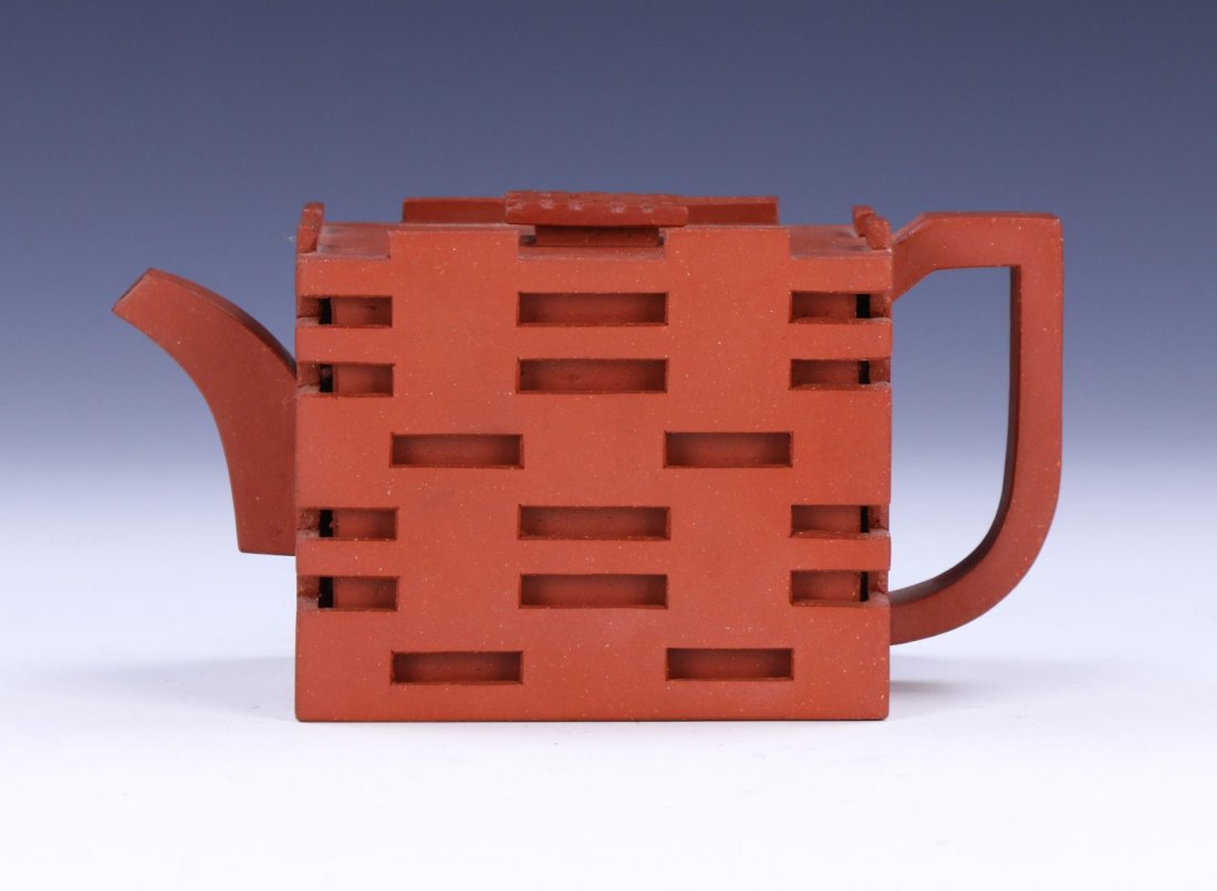 A CHINESE YIXING ZISHA TEAPOT (1 of 6)