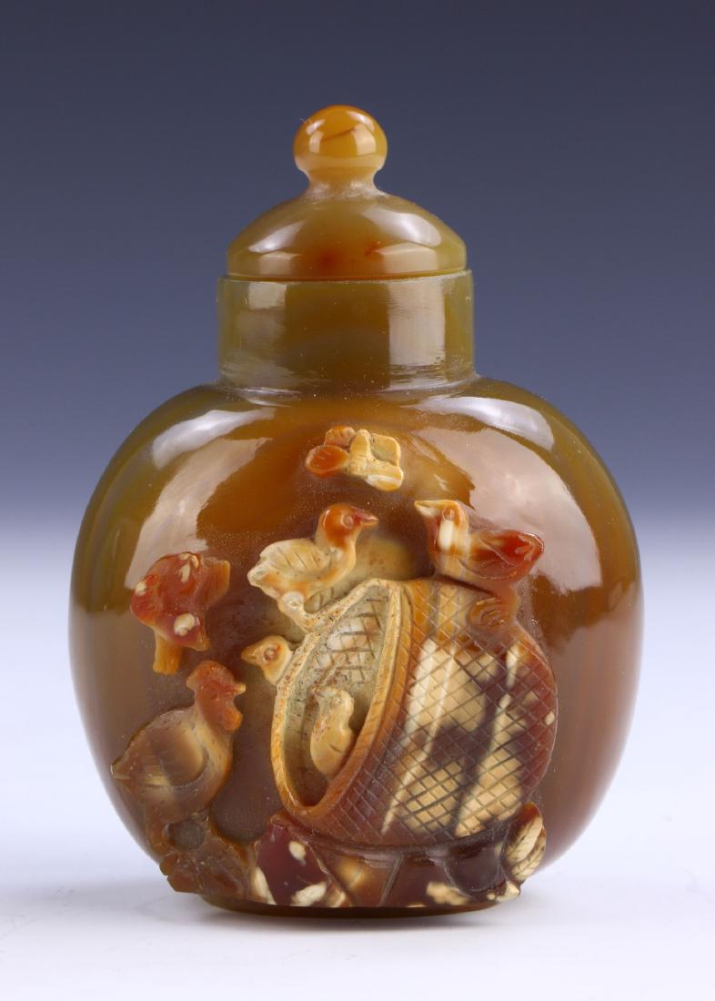 A CHINESE AGATE CARVED SNUFF BOTTLE (1 of 3)