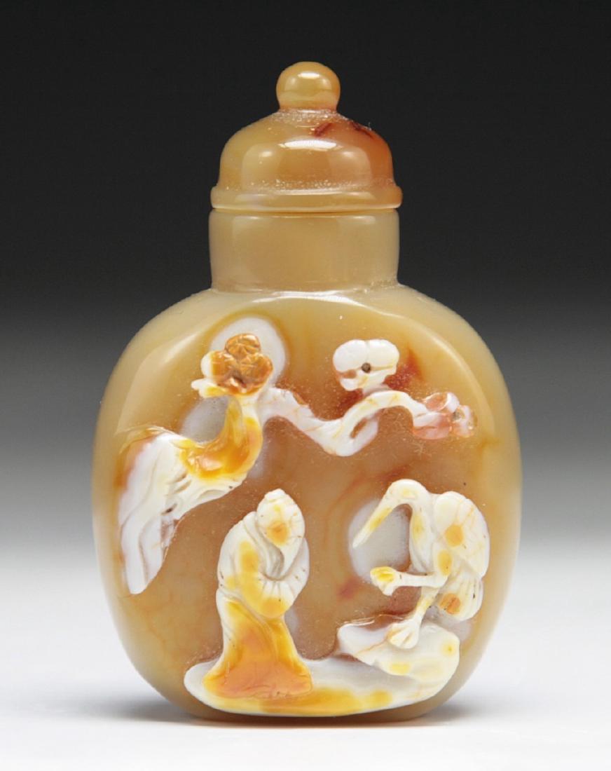 A CHINESE ANTIQUE AGATE SNUFF BOTTLE (1 of 4)