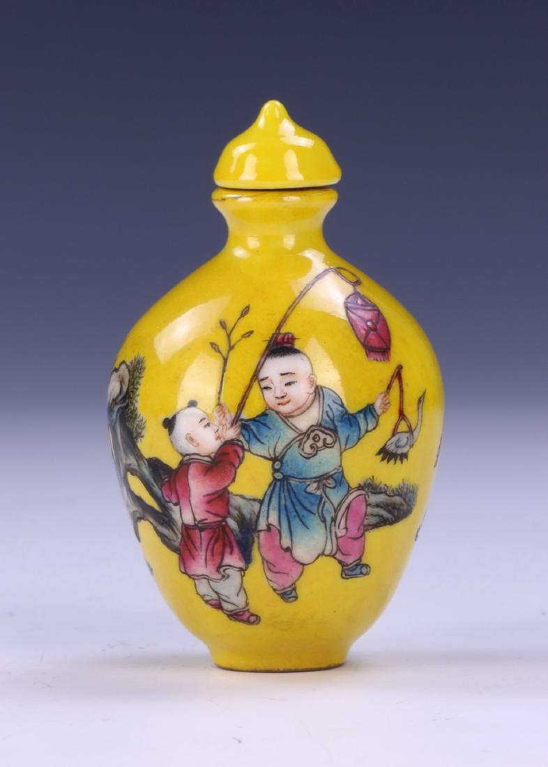 A CHINESE ANTIQUE FAMILLE ROSE PORCELAIN SNUFF BOTTLE (1 of 3)
