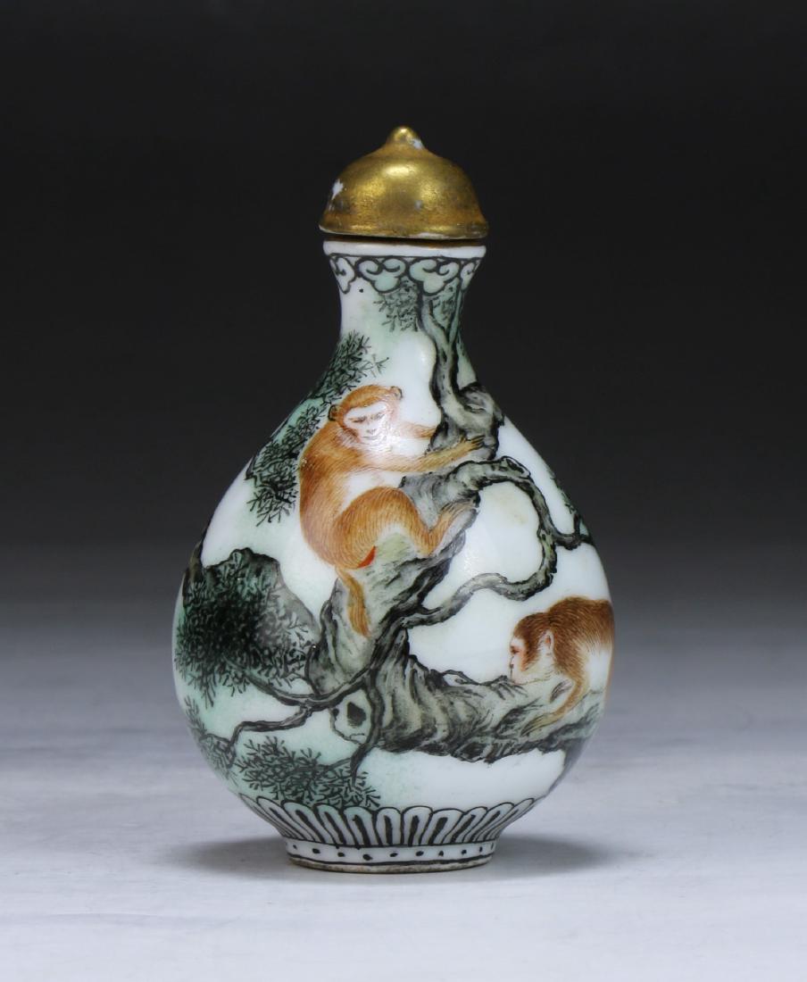 A CHINESE ANTIQUE FAMILLE ROSE PORCELAIN SNUFF BOTTLE (1 of 3)