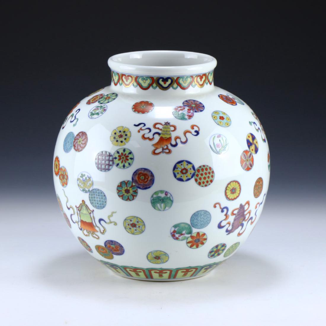 A CHINESE ANTIQUE FAMILLE ROSE PORCELAIN VASE (1 of 5)