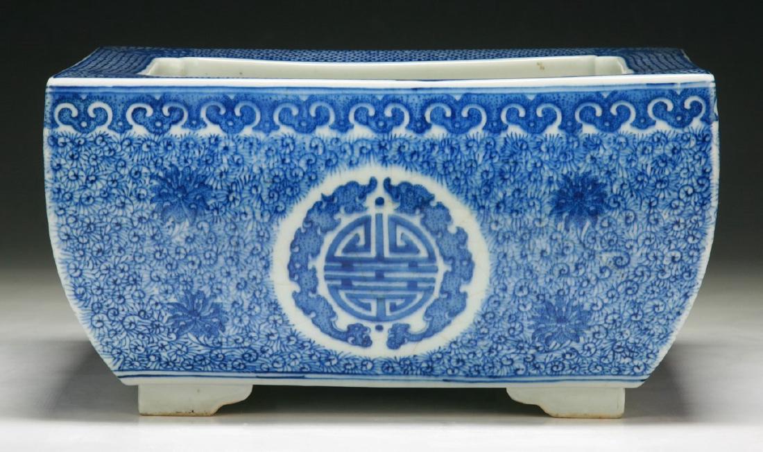 A FINE CHINESE ANTIQUE BLUE & WHITE PORCELAIN VASE (1 of 6)