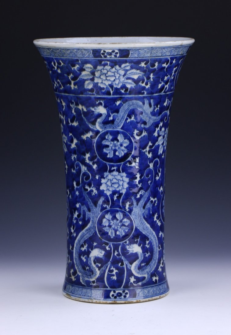 A CHINESE ANTIQUE BLUE & WHITE PORCELAIN VASE (1 of 4)
