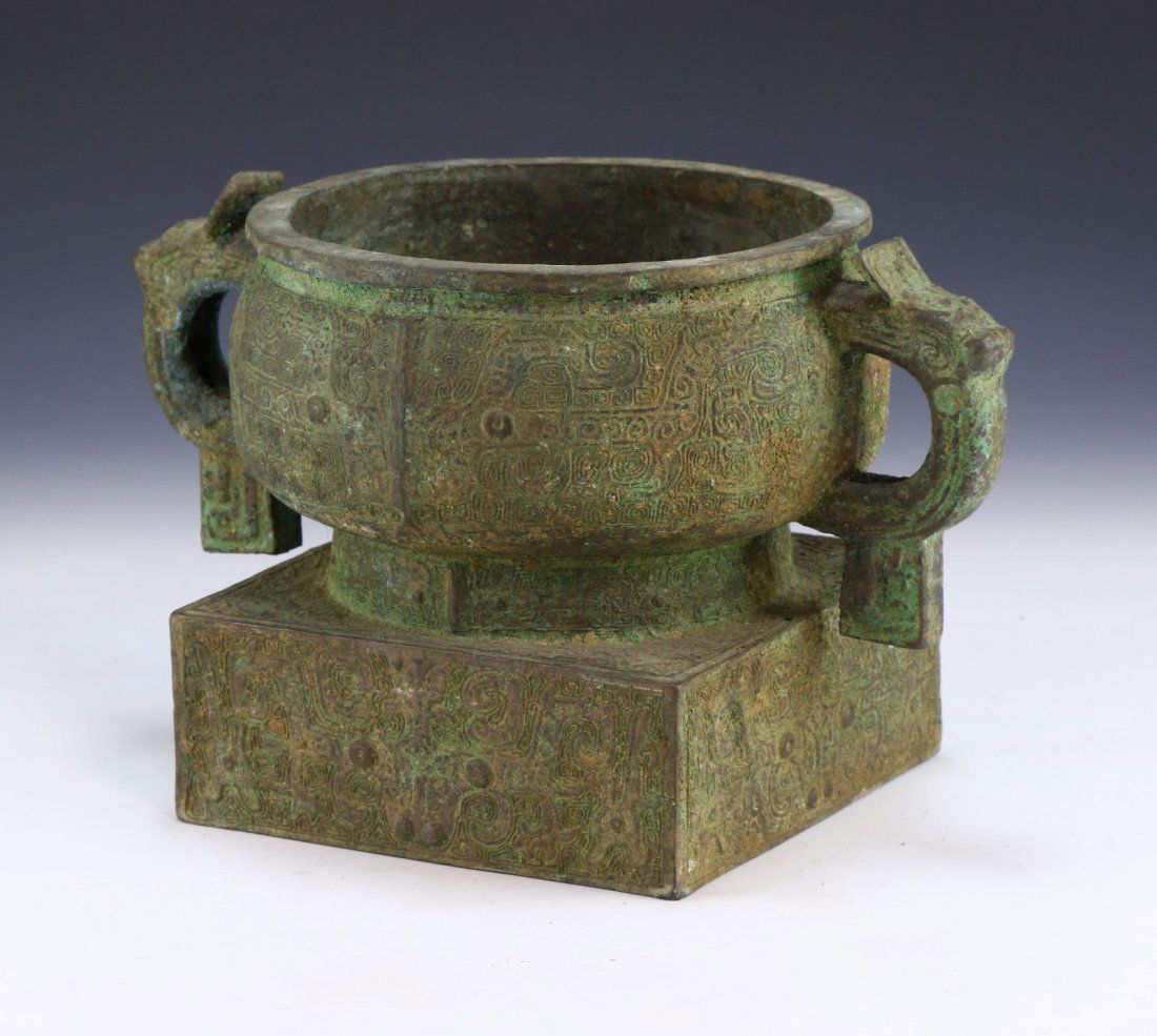 A CHINESE ANTIQUE ARCHAIC BRONZE VASE (1 of 6)