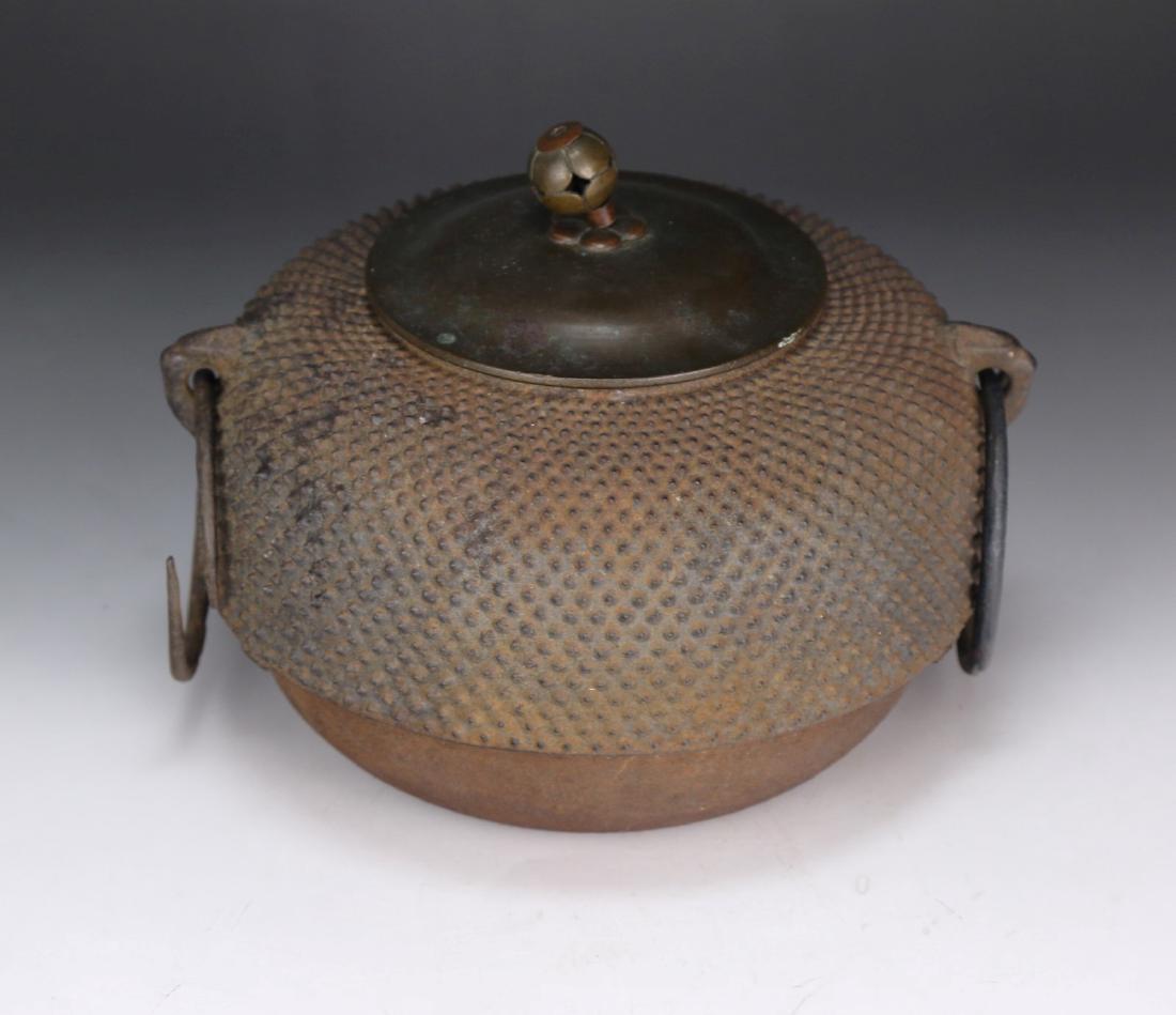 A JAPANESE ANTIQUE BRONZE LIDDED POT (1 of 4)
