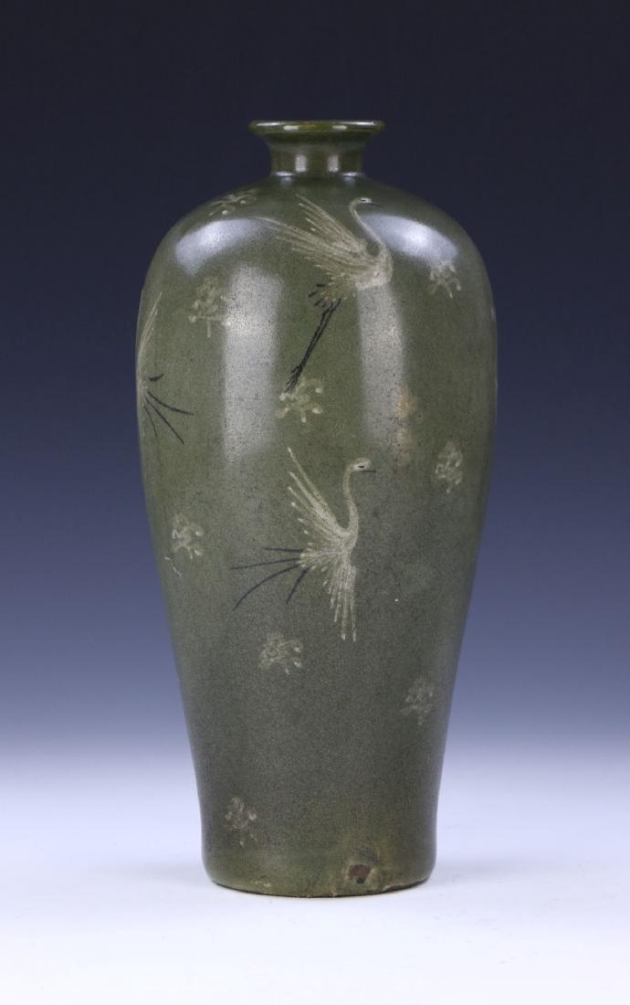 A KOREAN ANTIQUE CELADON GLAZED PORCELAIN VASE (1 of 5)