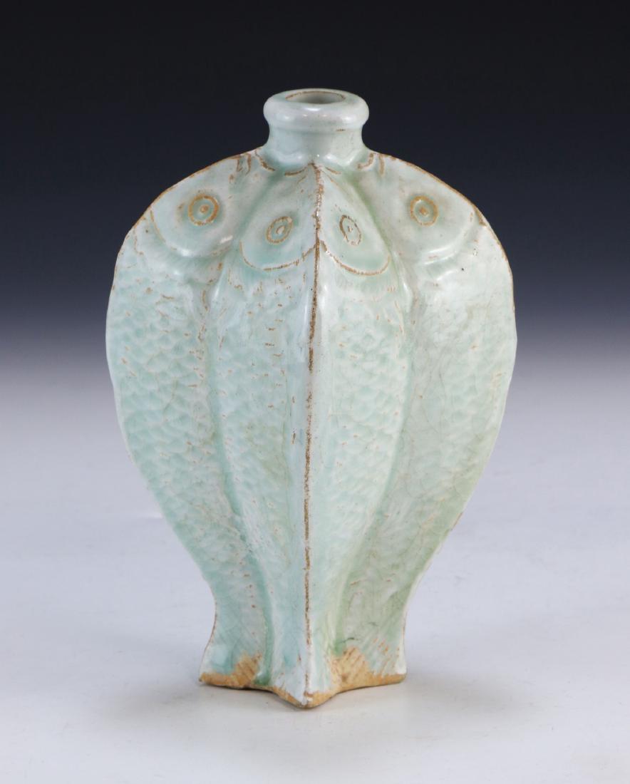A CHINESE ANTIQUE CELADON GLAZED PORCELAIN VASE (1 of 4)