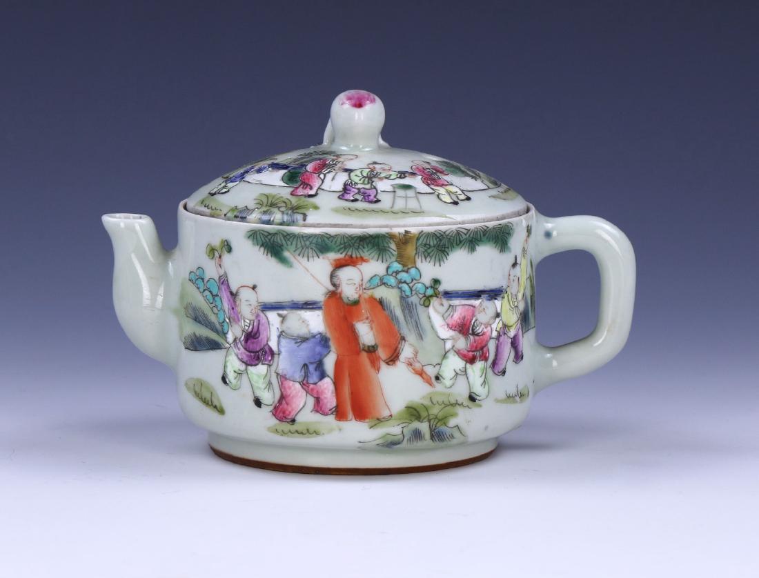 A CHINESE ANTIQUE FAMILLE ROSE PORCELAIN TEAPOT (1 of 5)