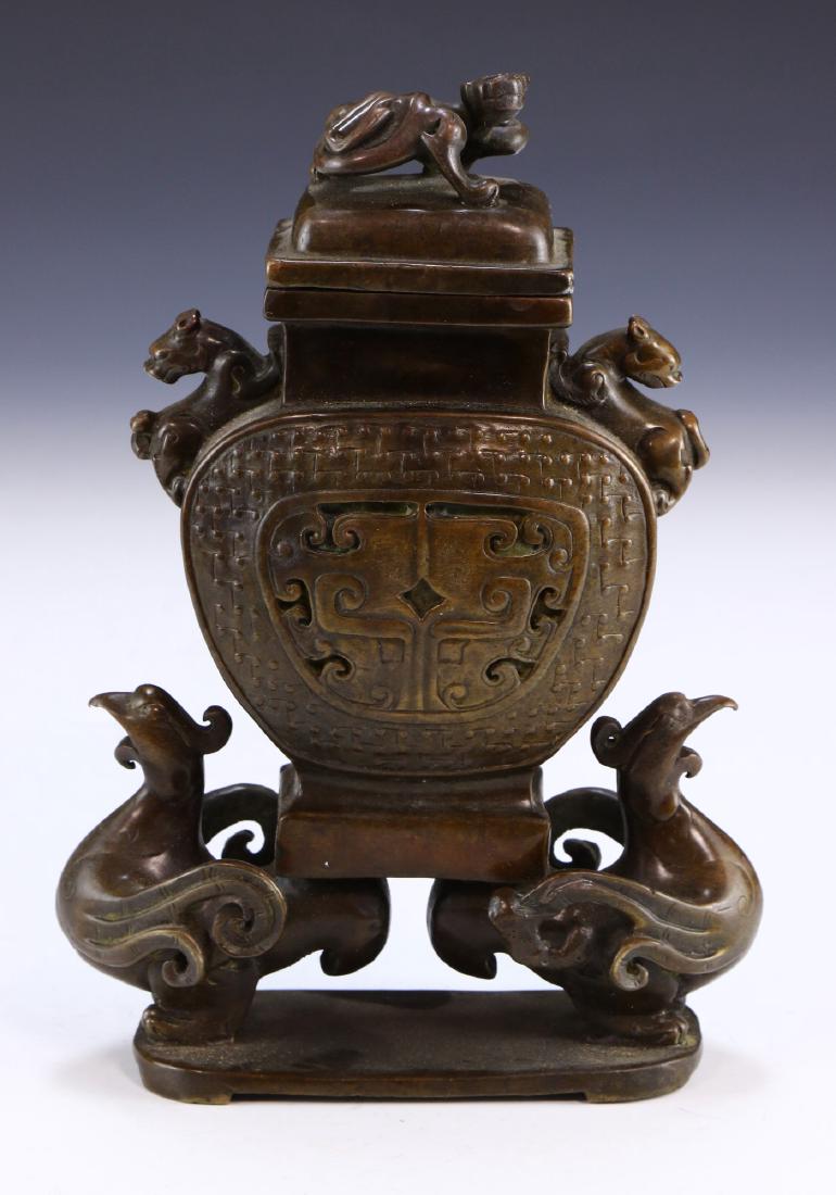 A CHINESE ANTIQUE LIDDED BRONZE VASE (1 of 7)