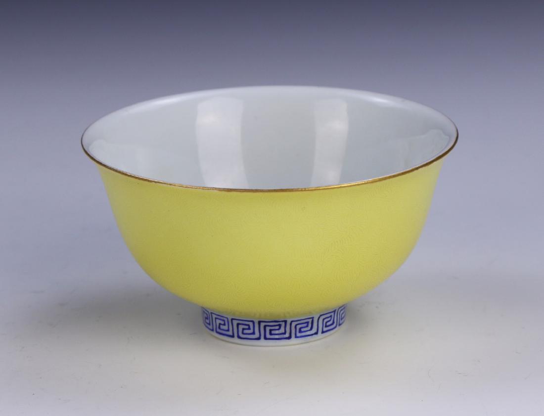 A CHINESE ANTIQUE YELLOW GLAZED PORCELAIN CUP (1 of 5)