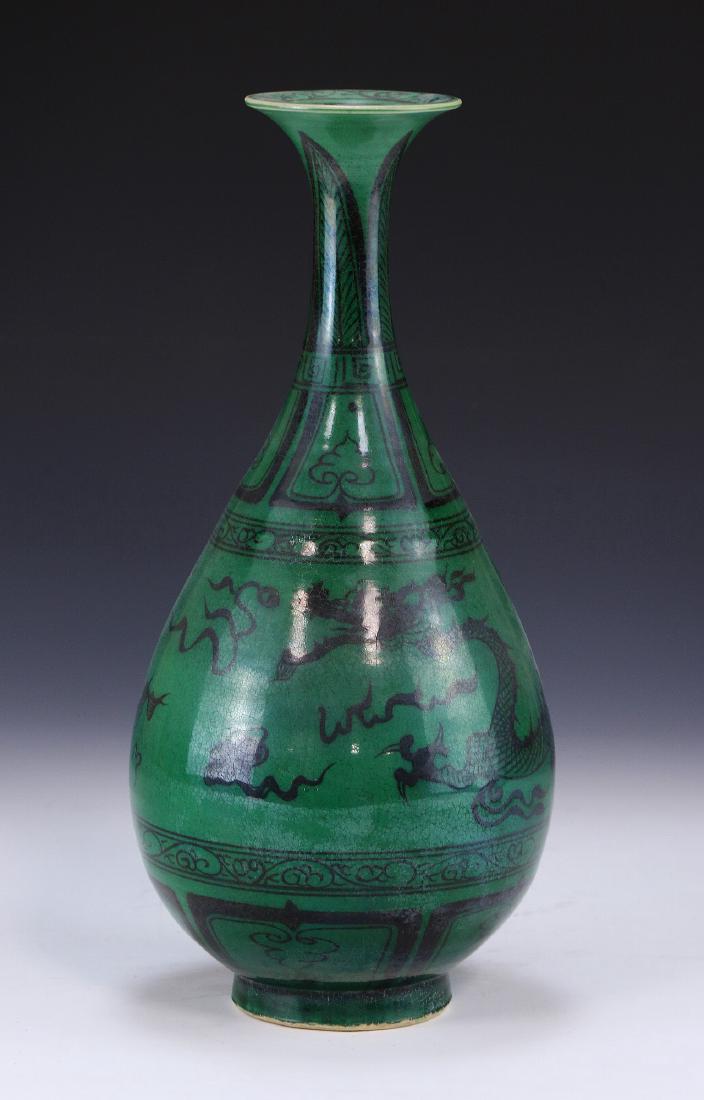 A CHINESE ANTIQUE GREEN GLAZED PORCELAIN VASE (1 of 4)
