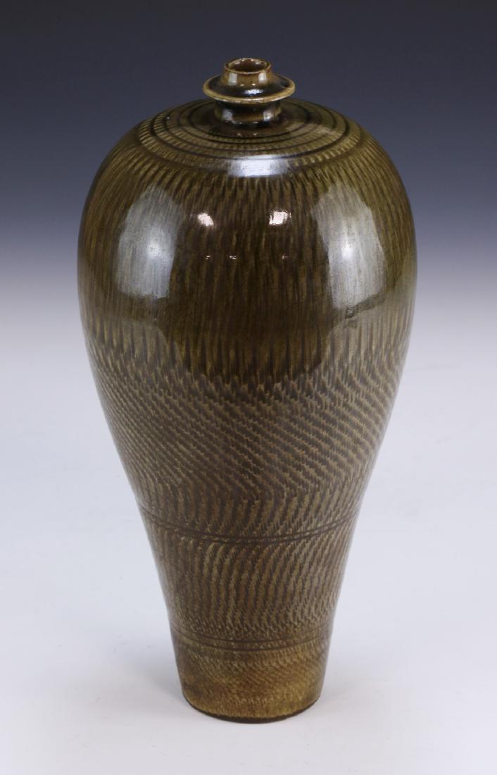A CHINESE ANTIQUE CELADON GLAZED PORCELAIN VASE (1 of 5)