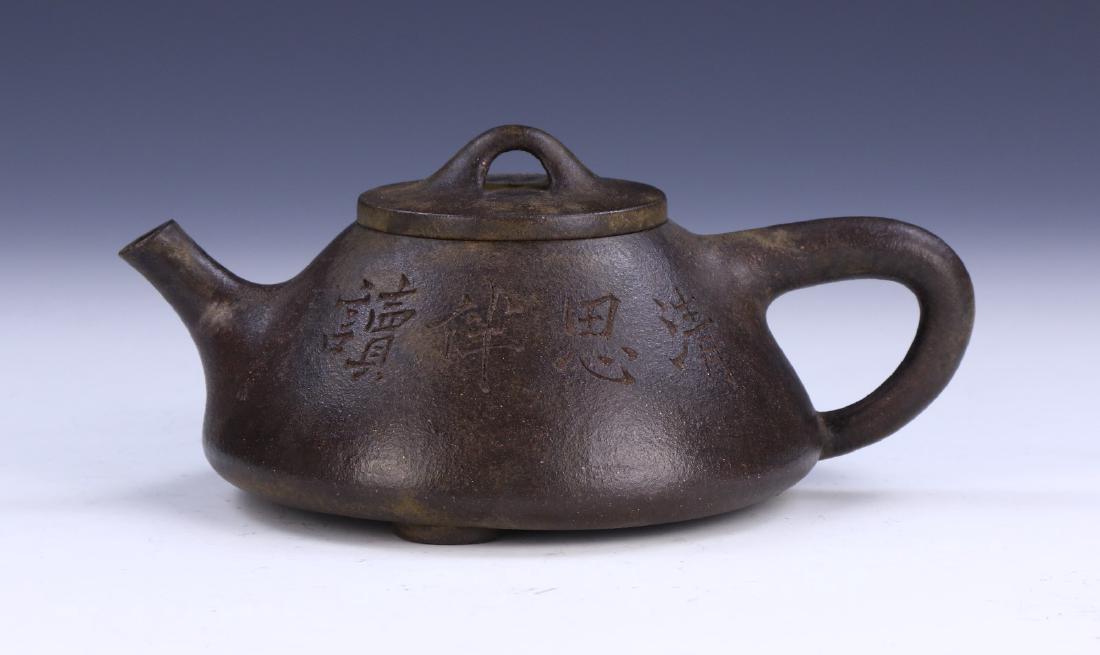 A CHINESE YIXING ZISHA TEAPOT (1 of 6)
